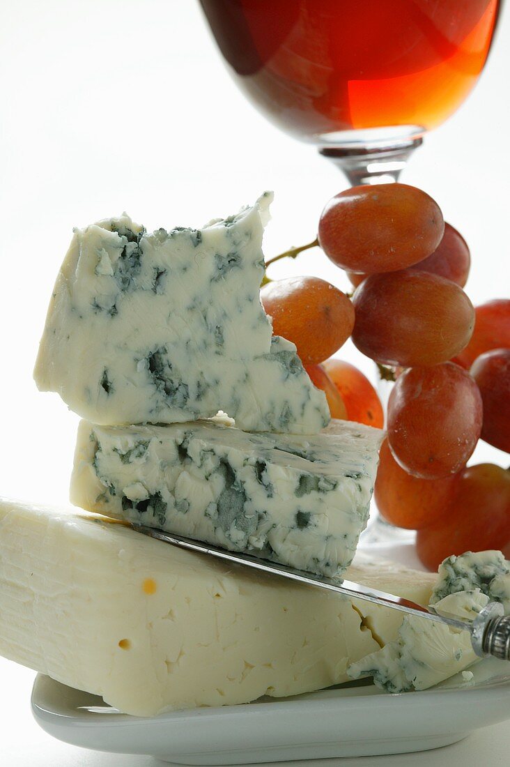 Buttermilk blue cheese with grapes and red wine