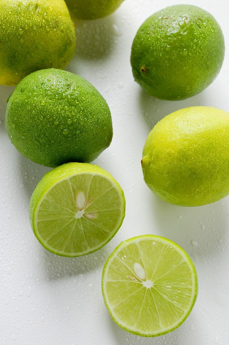 Frische Key Limes mit Wassertropfen
