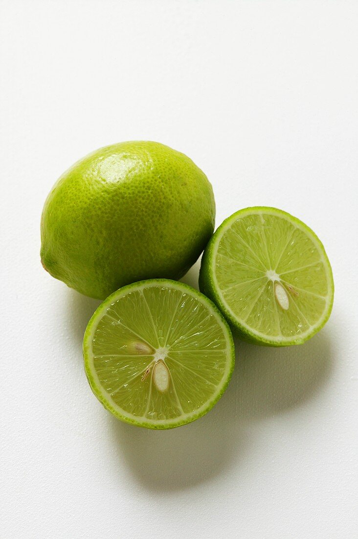 Zwei Key Limes, eine davon halbiert