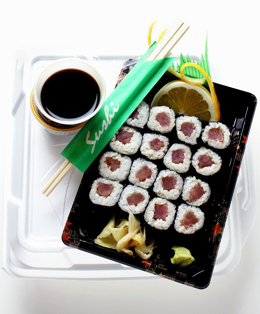 Maki-Sushi mit Sojasauce zum Mitnehmen