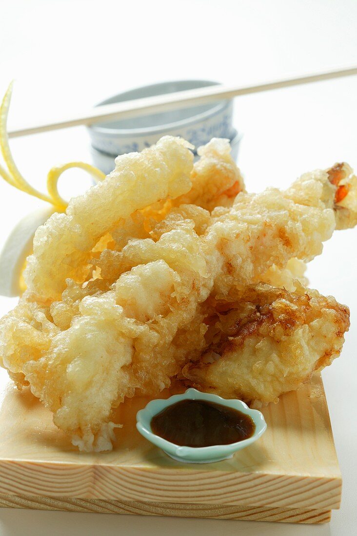 Tempura mit Garnelen und Gemüse; Sojasauce