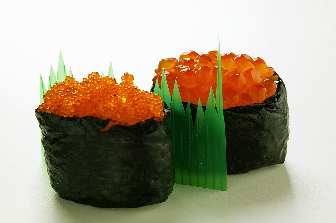 Gunkan-Maki mit zwei Sorten Kaviar