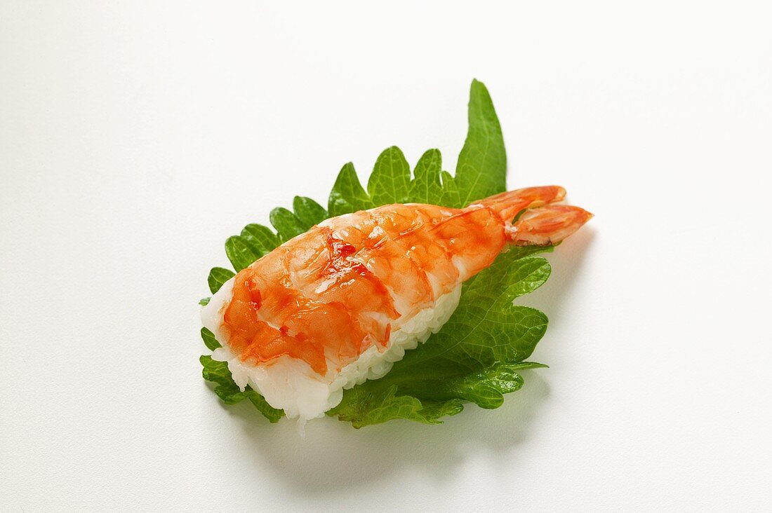 Nigiri-Sushi mit Garnele auf Shisoblatt