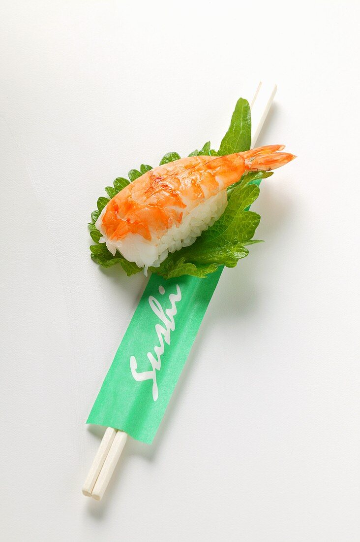 Nigiri-Sushi mit Garnele auf Shisoblatt; Stäbchen