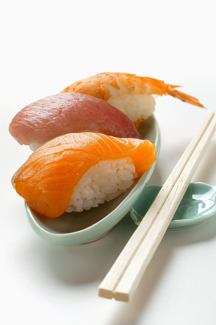 Nigiri-Sushi mit Lachs, Thunfisch und Garnele