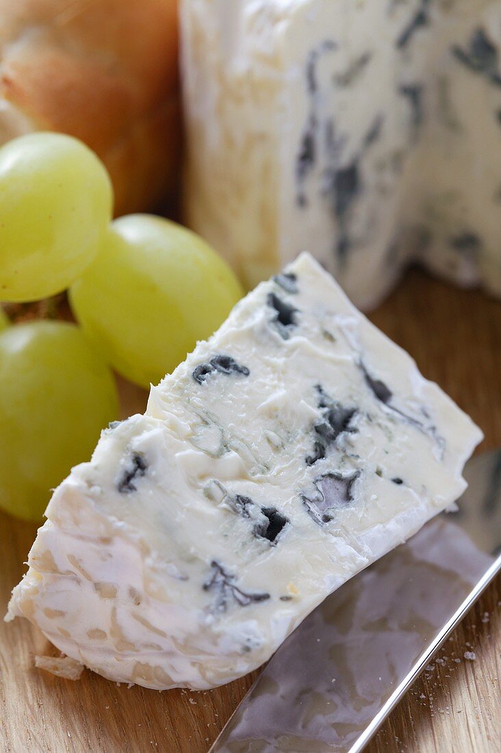 Blauschimmelkäse mit Trauben und Baguette