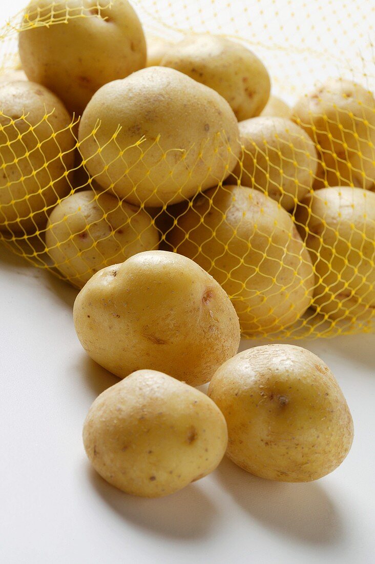 Yukon Gold Kartoffeln, teilweise im Netz