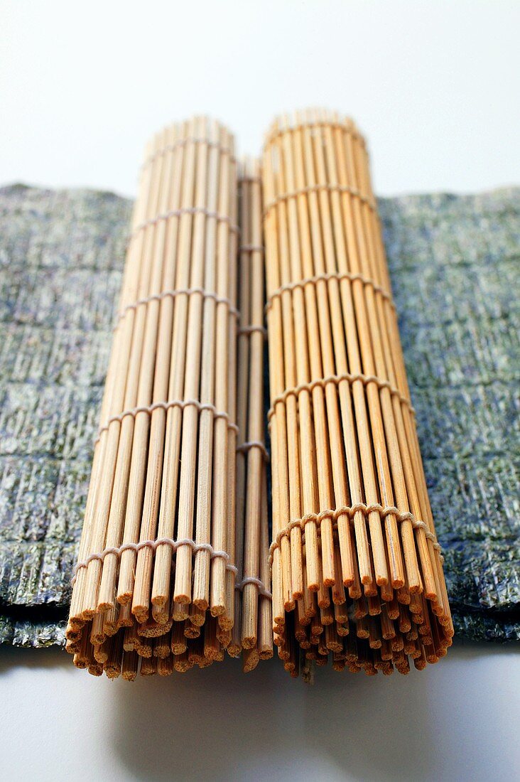 Noriblätter mit Bambusmatten
