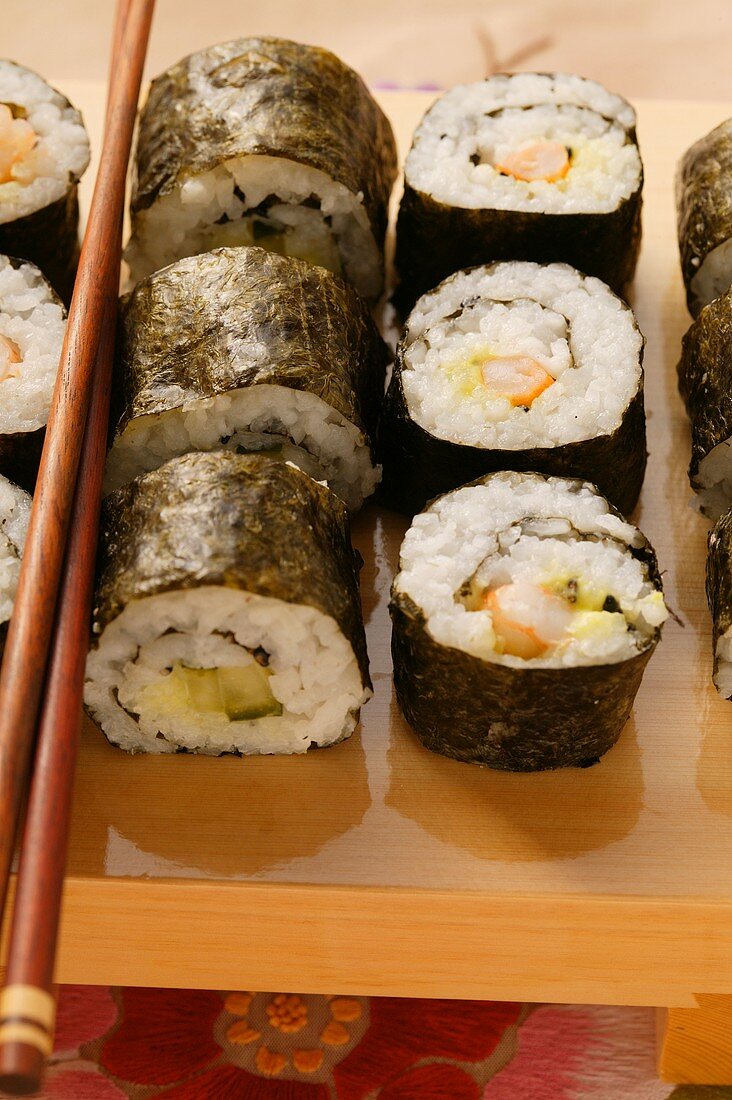 Verschiedene Maki-Sushi mit Stäbchen
