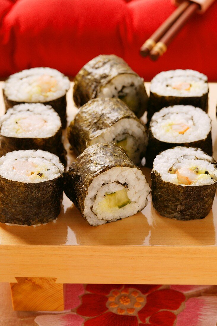 Maki-Sushi-Platte vor rotem Kissen (Close up)