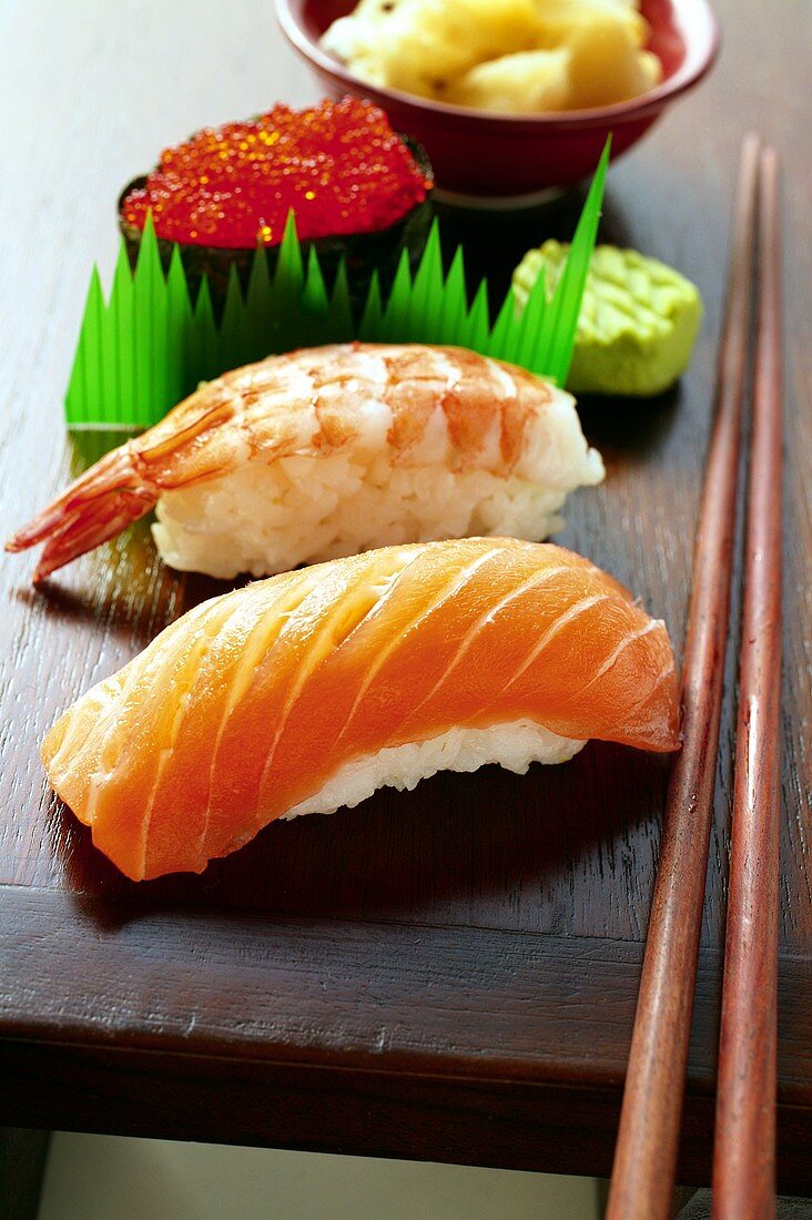 Nigiri-Sushi und Gunkan-Maki mit Wasabi und Ingwer