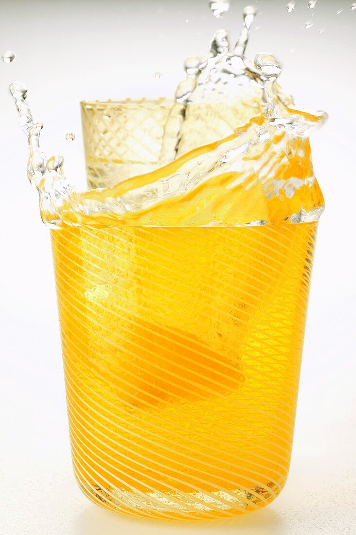 Tonic mit Zitrone spritzt aus dem Glas