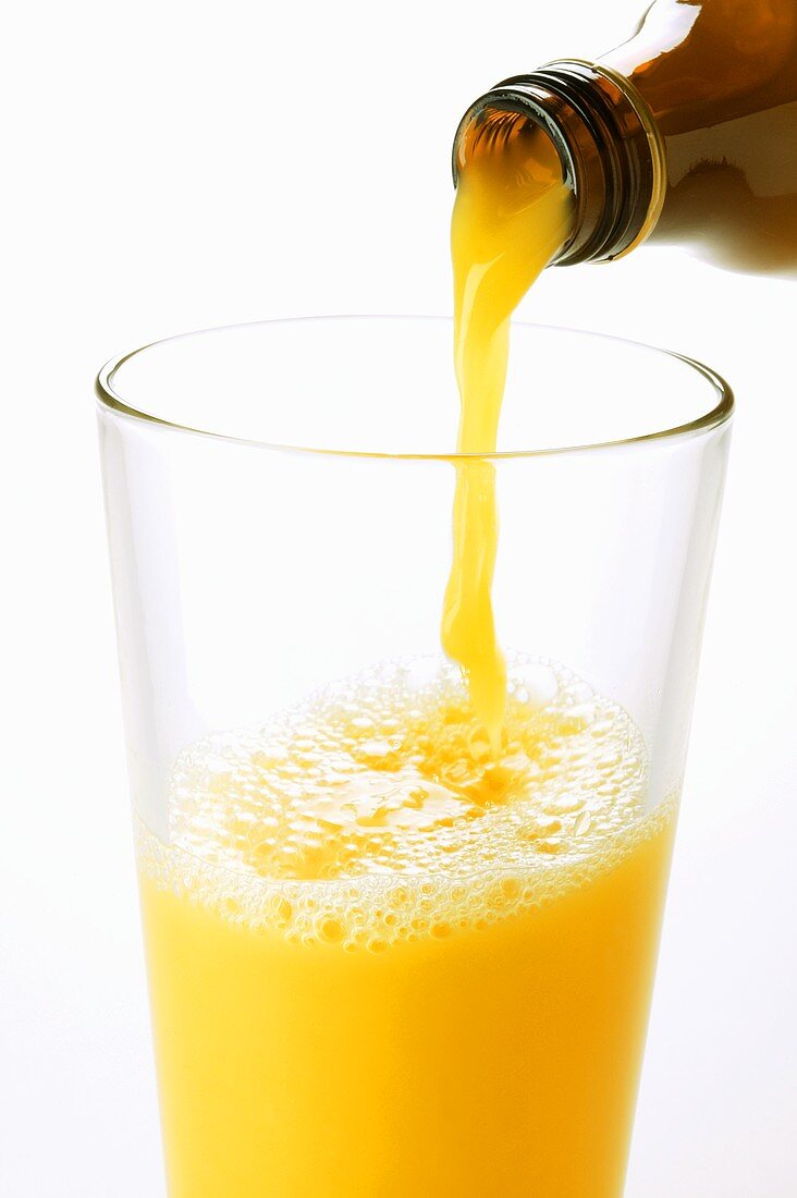 Orangensaft einschenken