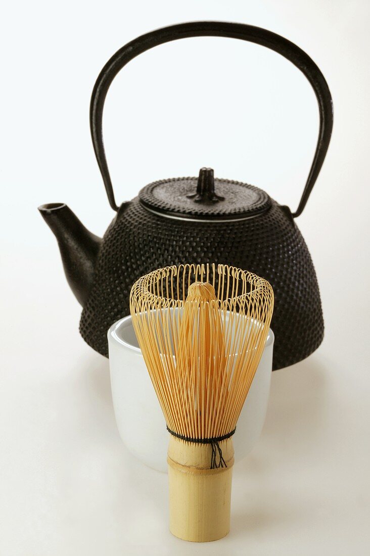 Teapot, bowl and tea whisk