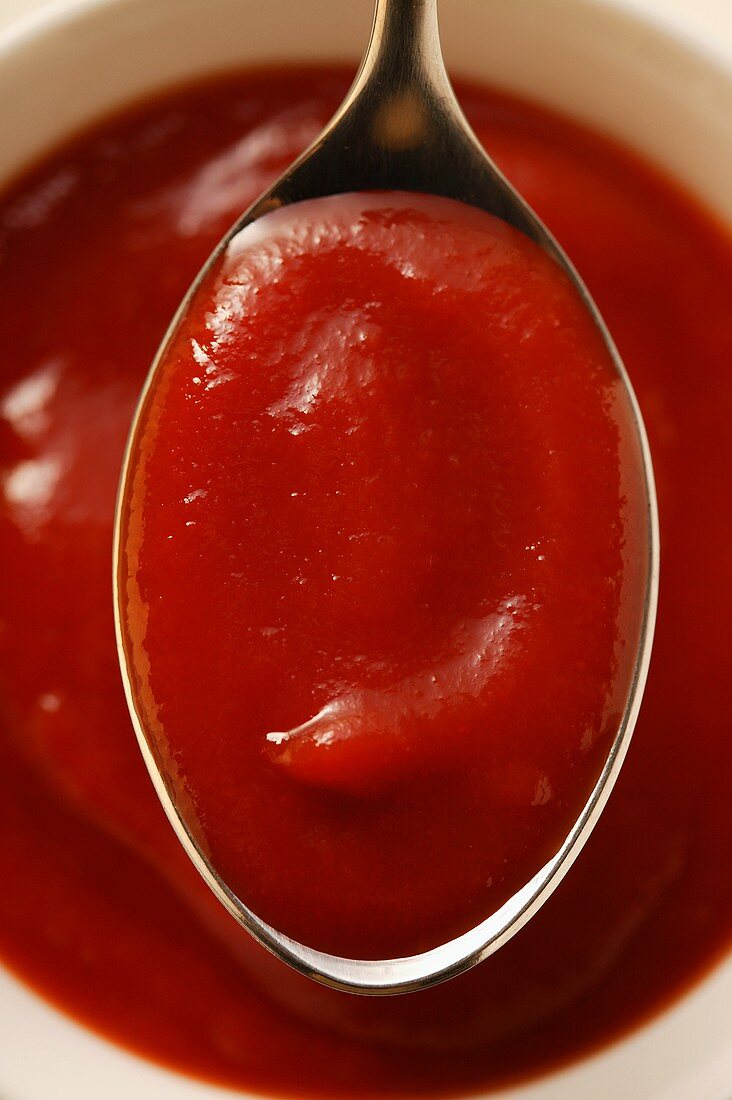Ketchup im Schälchen und auf Löffel (Close up)