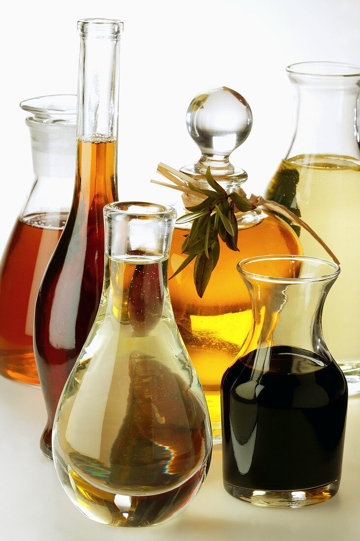 Verschiedene Ölsorten und Aceto balsamico