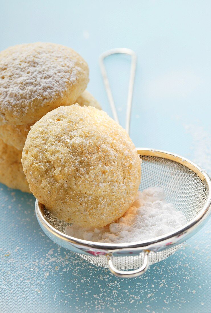 Sponge biscuits with icing sugar