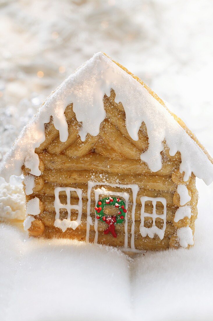 Maple log cabin (gingerbread house with maple syrup, USA)