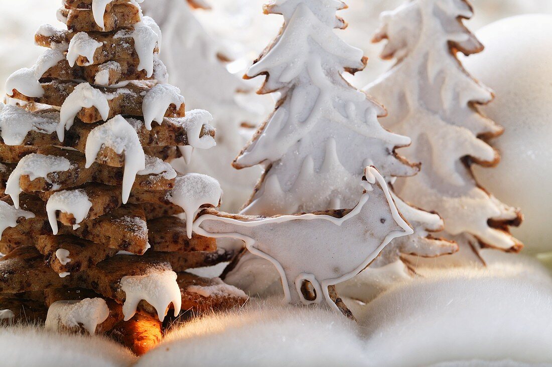 Winterliche Waldszene mit Lebkuchenbäumen und Vogel