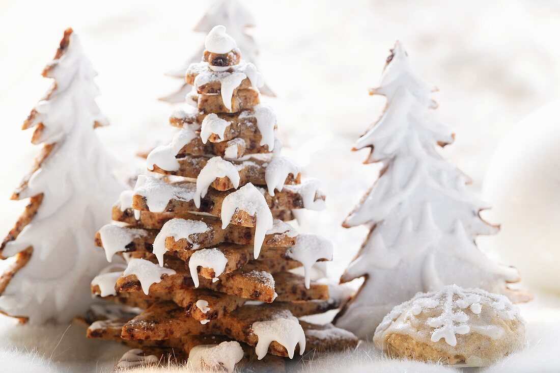 Gingerbread trees with glacé icing