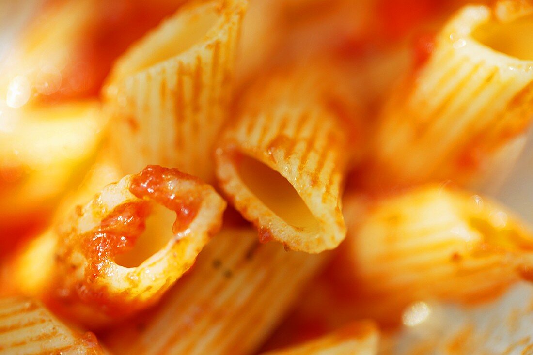 Penne rigate mit Tomatensauce (Detail)