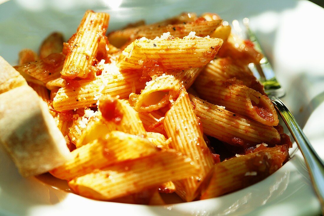 Penne rigate mit Tomatensauce und Parmesan