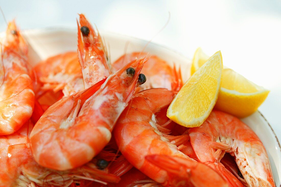 Shrimps with lemon wedges