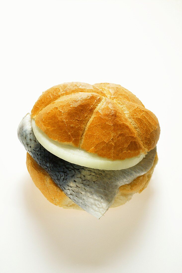 Brötchen mit Rollmops und Zwiebel