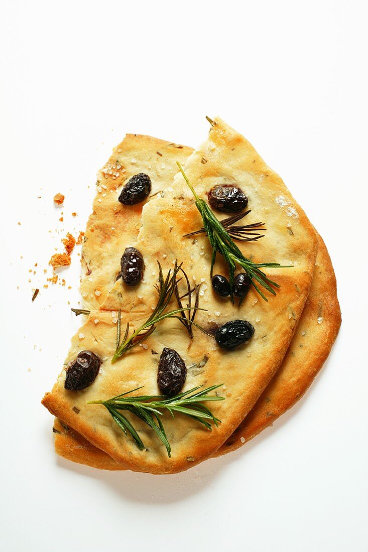 Focaccia mit Oliven und Rosmarin