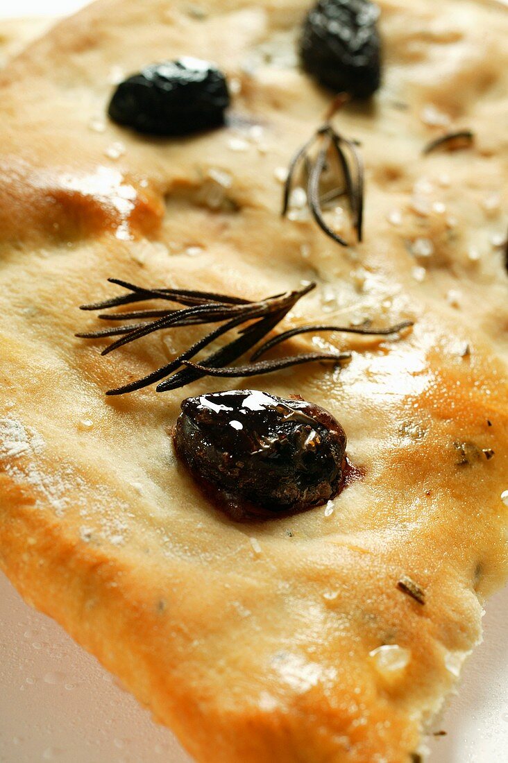 Focaccia mit Oliven und Rosmarin (Close up)