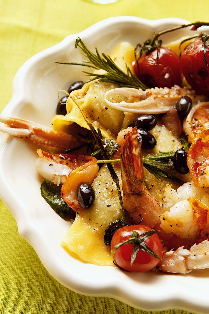 Ravioli with scampi, tomatoes and olives (close-up)