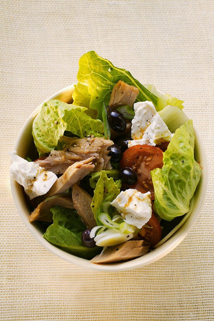 Romaine lettuce with tuna, sheep's cheese, tomatoes & olives