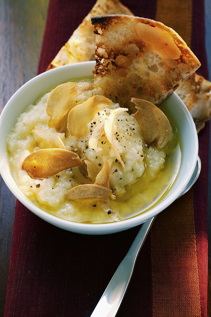 Hummus mit geröstetem Weißbrot