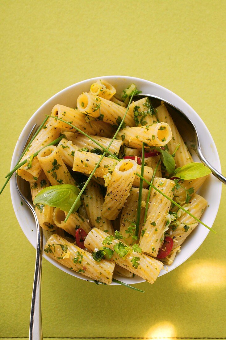 Rigatoni mit Kräutern und Chili