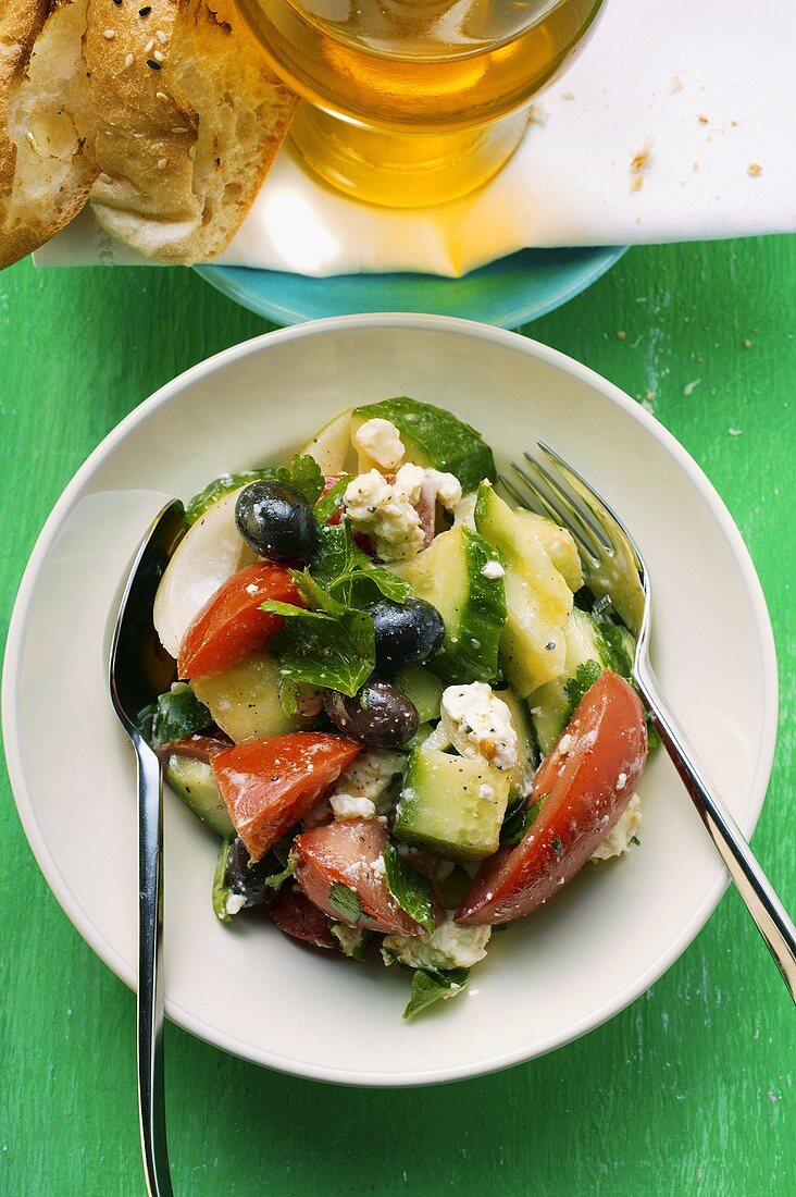 Griechischer Salat mit Weißbrot und Olivenöl