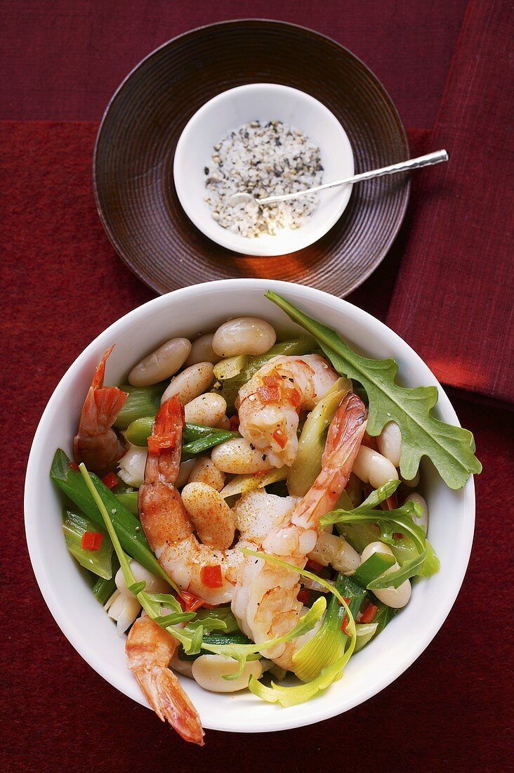 Bohneneintopf mit Garnelen und Rucola