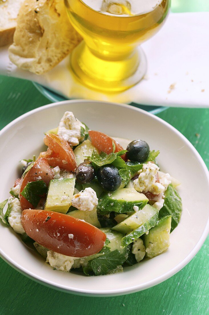 Griechischer Salat mit Weißbrot und Olivenöl