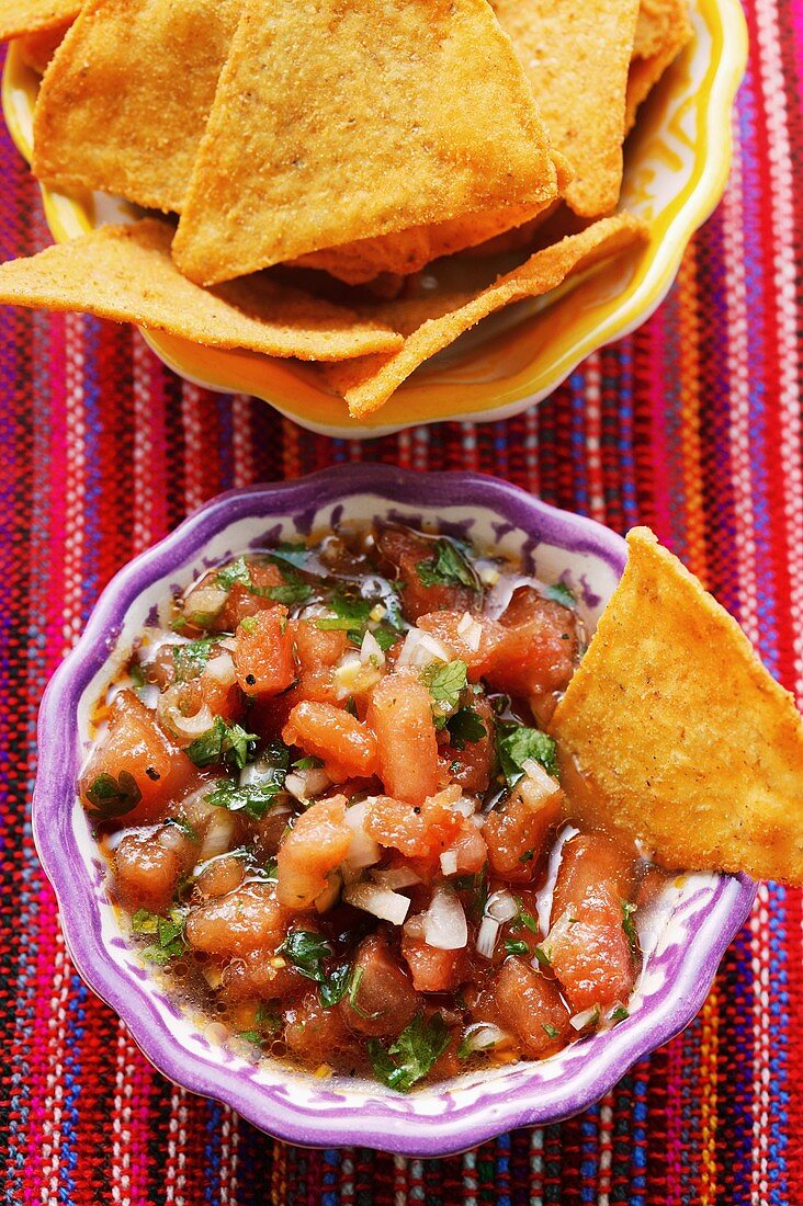 Tomatensalsa und Tortillachips