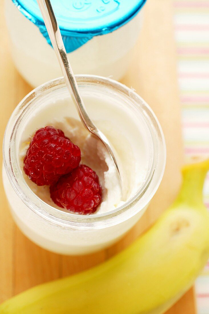 Glas Joghurt mit frischen Himbeeren; Banane
