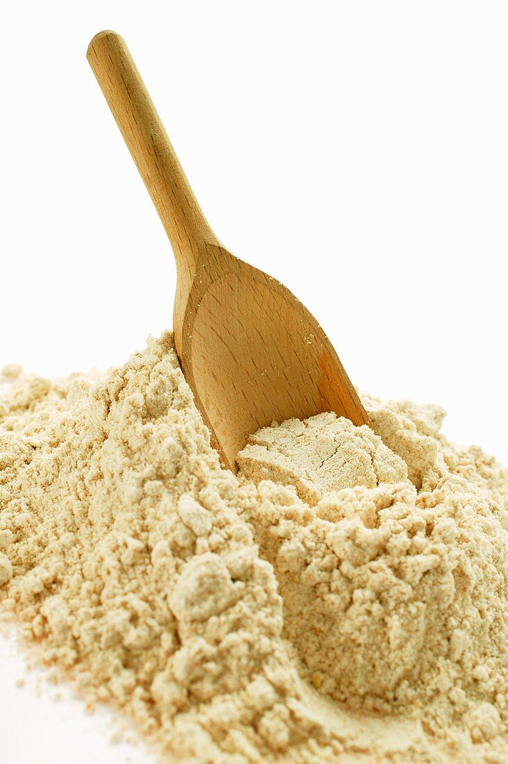 Wholemeal flour with wooden scoop