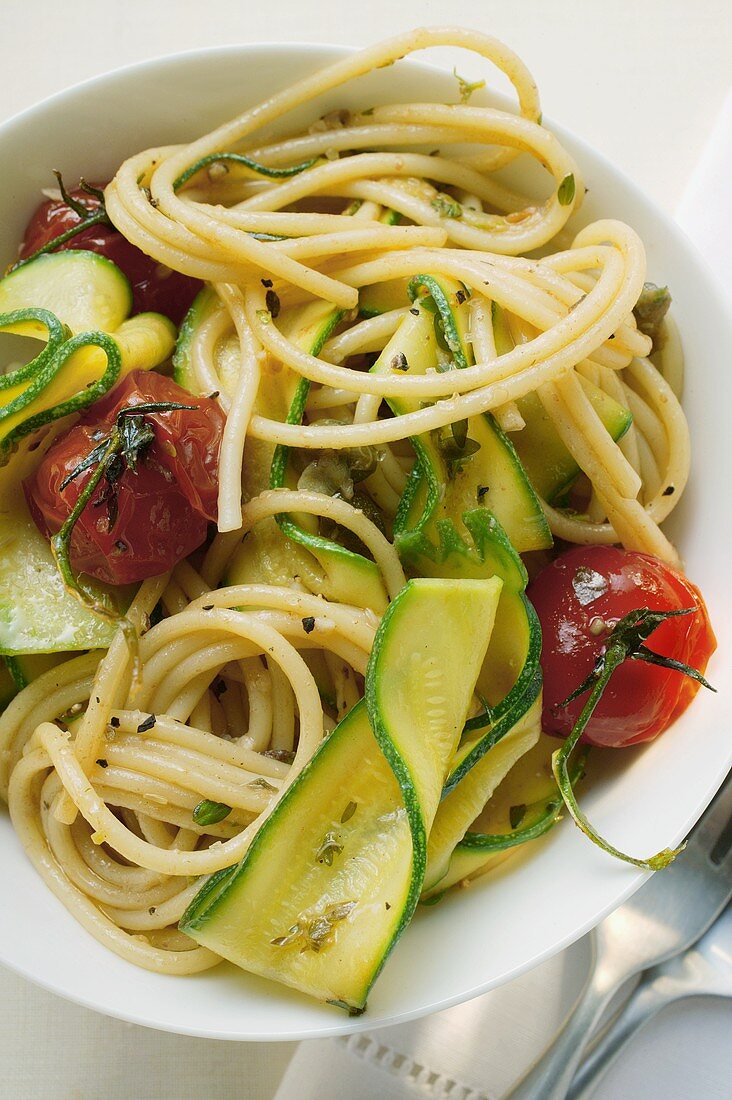 Spaghetti mit Kirschtomaten und Zucchini