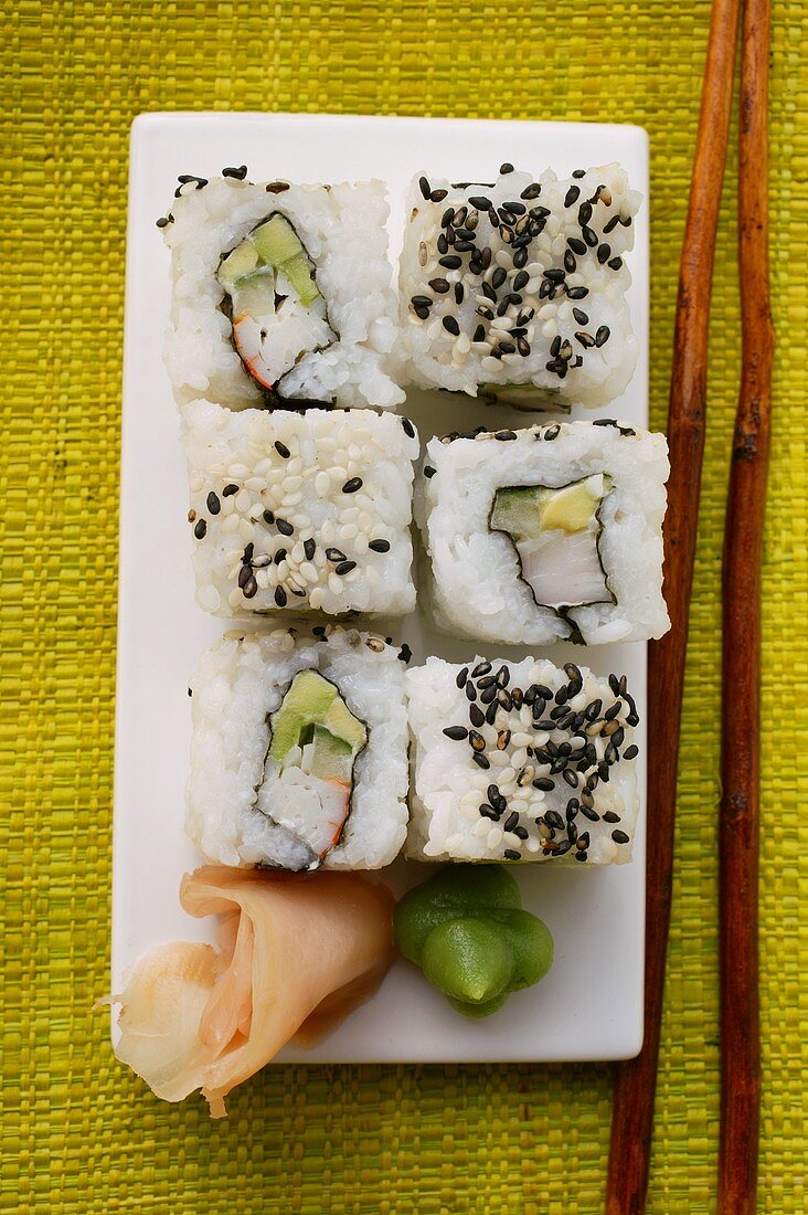 California-Rolls mit Avocado und Surimi