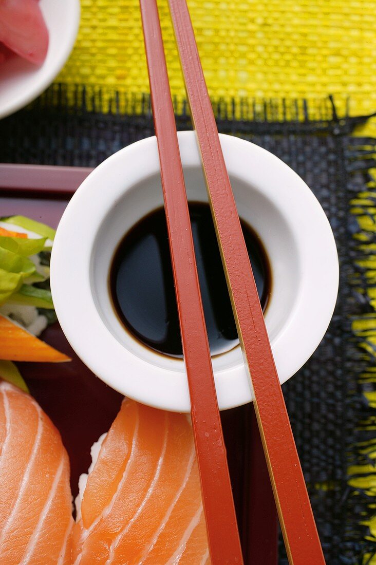 Sushi und Sojasauce