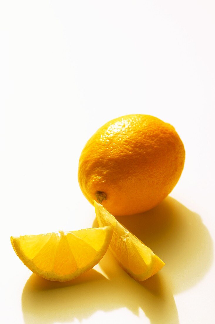 Zitrone und Zitronenschnitze