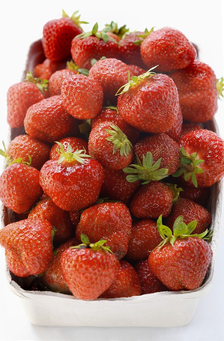 Frische Erdbeeren in Pappschale
