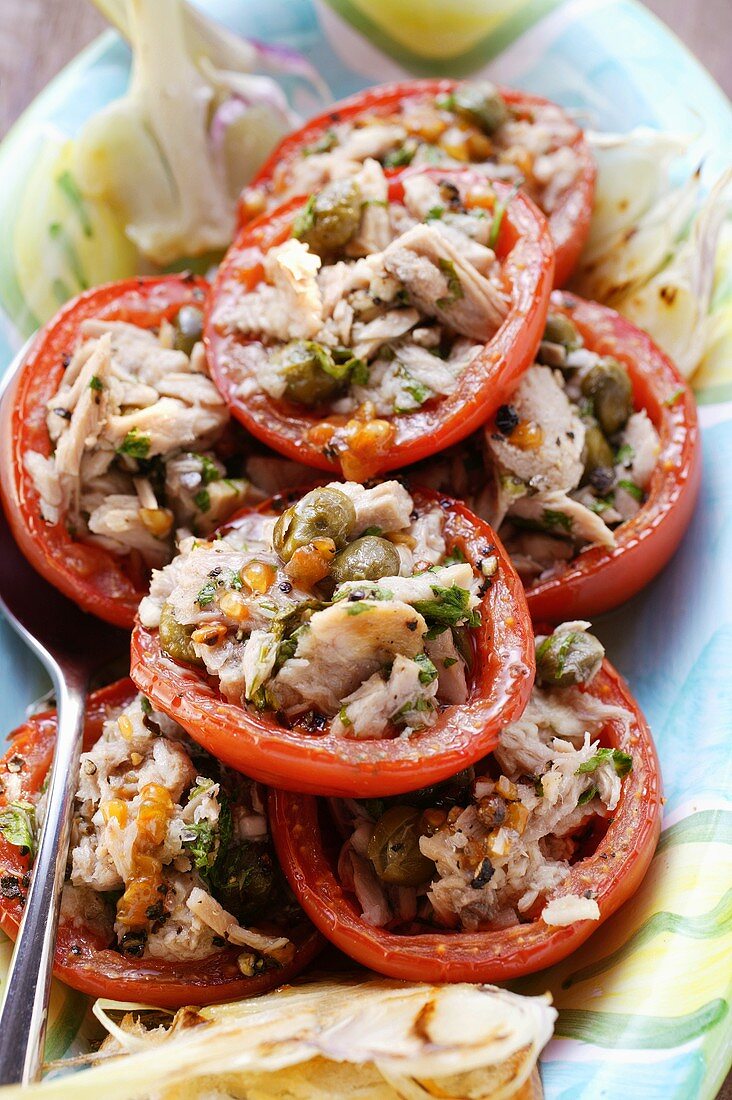 Gefüllte Tomaten mit Thunfisch, Kapern und Petersilie