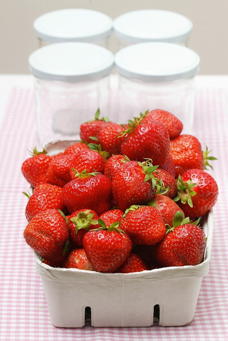 Frische Erdbeeren in Pappschale; Einmachgläser