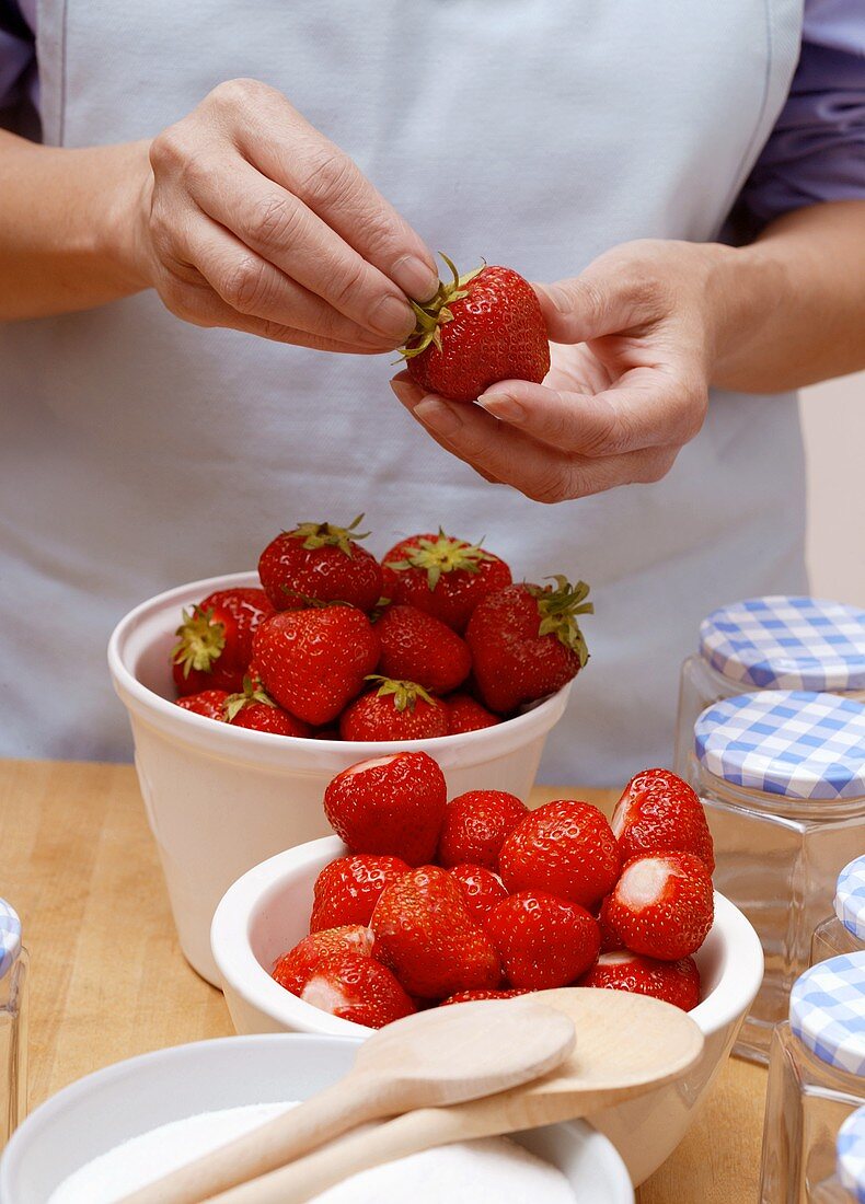 Erdbeeren entstielen