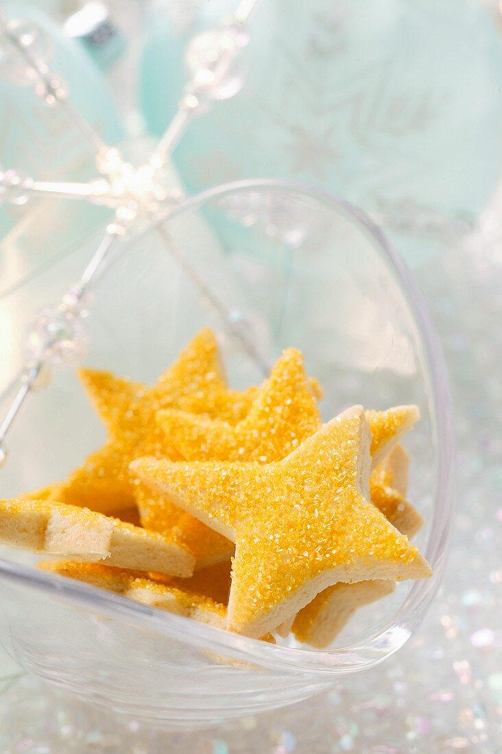 Sternplätzchen mit gelbem Zuckerguss