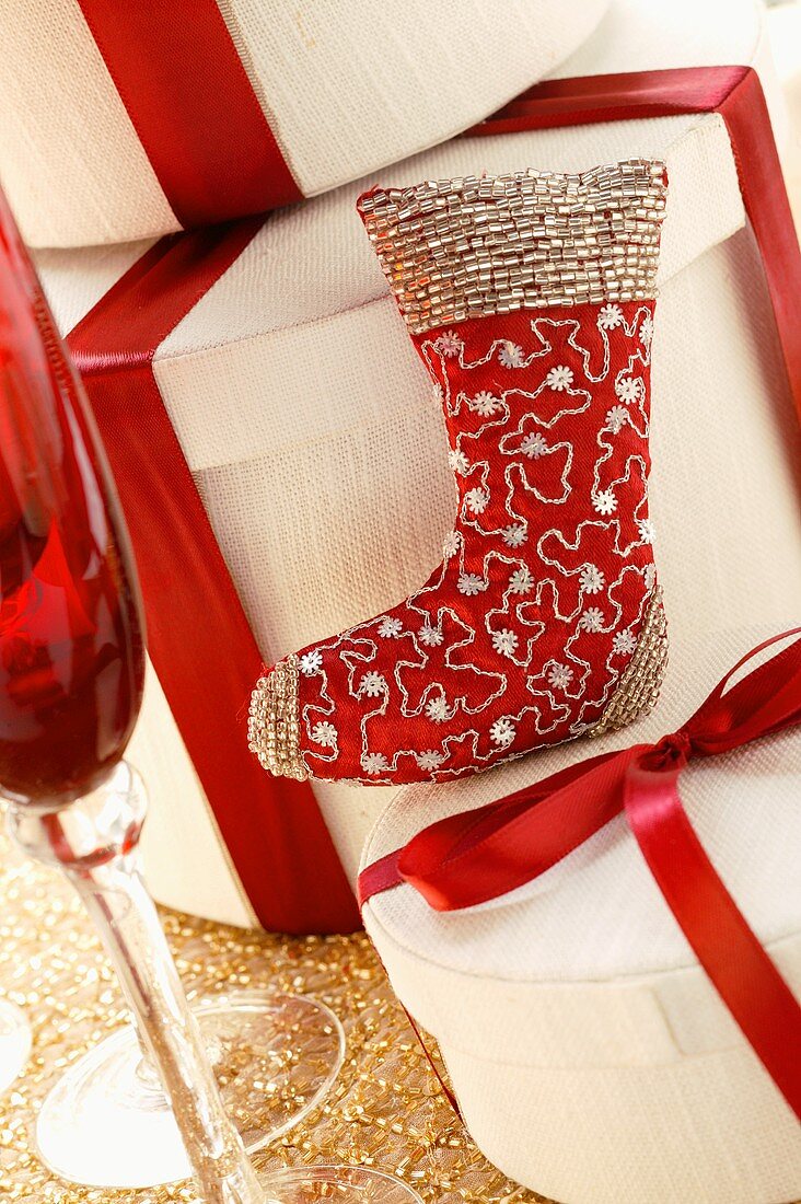 Weihnachtsdeko: roter Stiefel und Geschenkschachteln